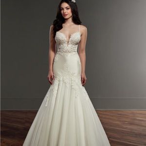 Martina Liana Mermaid Wedding Dress #906 Size 16. V neckline with lace & tulle.